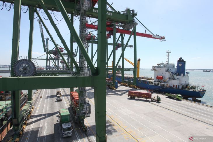 Peningkatan arus peti kemas Terminal Teluk Lamong