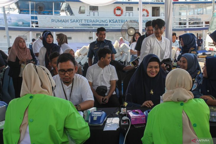 Donor darah di Rumah Sakit Terapung Kstaria Airlangga