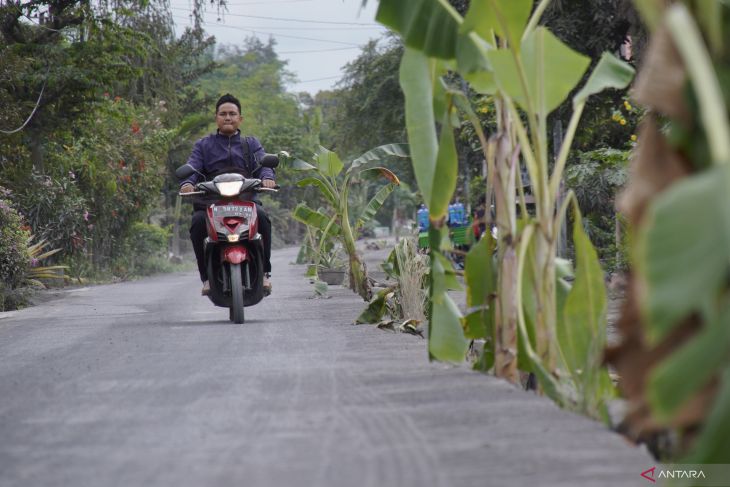 Protes jalan rusak di Lumajang