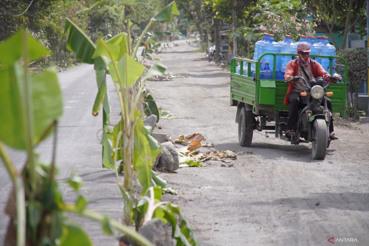 Protes jalan rusak di Lumajang