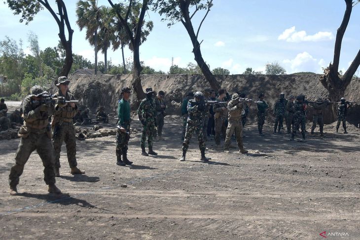 Latihan menembak bersama TNI AL dan UCMC