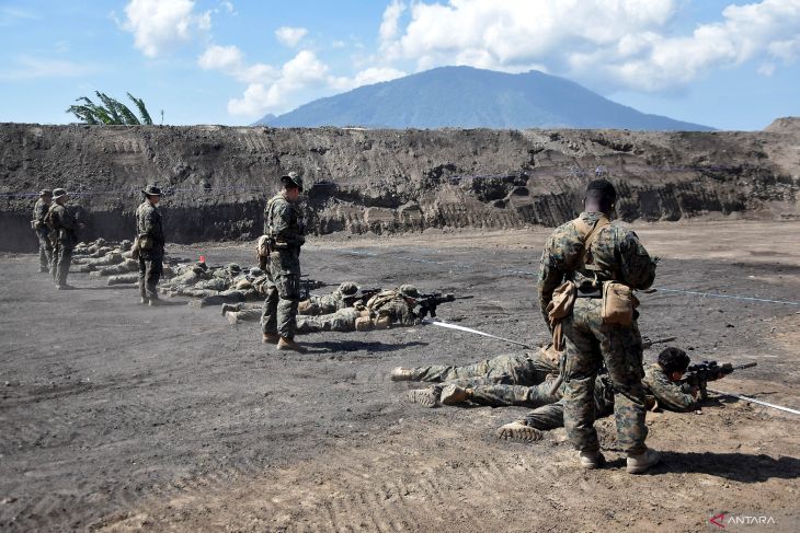 Latihan menembak bersama TNI AL dan UCMC