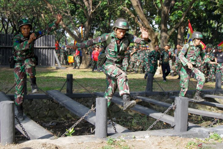 Ketangkasan halang rintang prajurit Korps Marinir