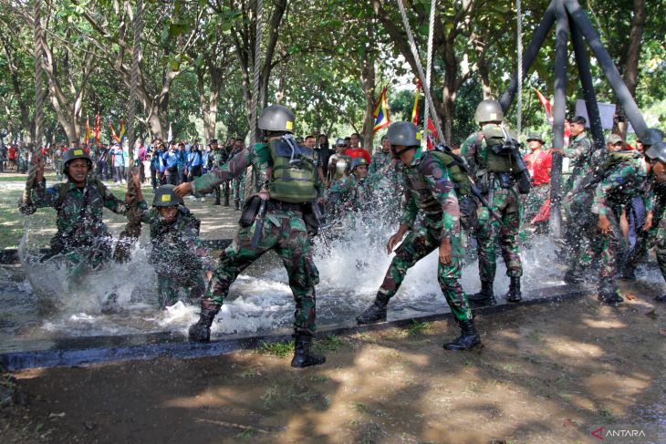 Ketangkasan halang rintang prajurit Korps Marinir