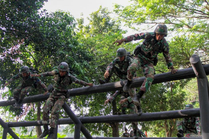 Ketangkasan halang rintang prajurit Korps Marinir