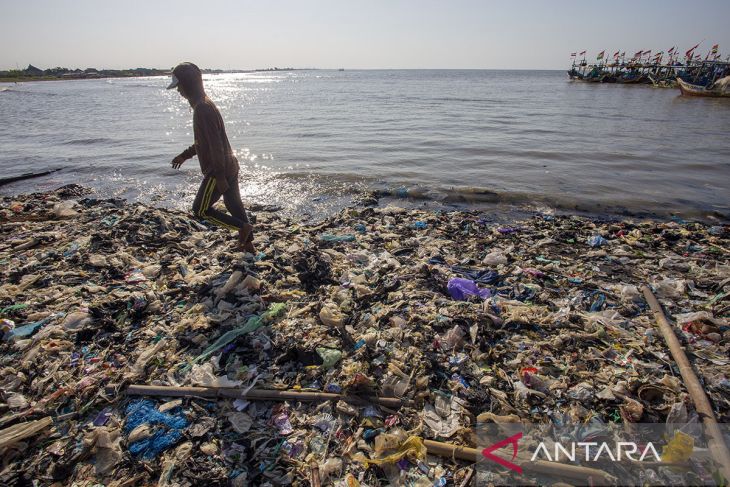 Sampah plastik menumpuk di pantai