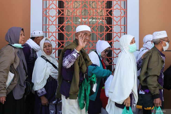 Jamaah haji asal Bali tiba di Surabaya