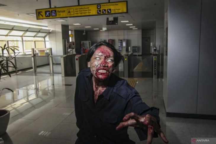 Zombie cari mangsa di jalur LRT Jakarta