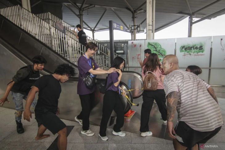 Zombie cari mangsa di jalur LRT Jakarta