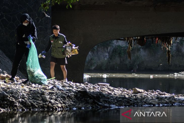 Aksi bersih sungai Cikapundung di Bandung