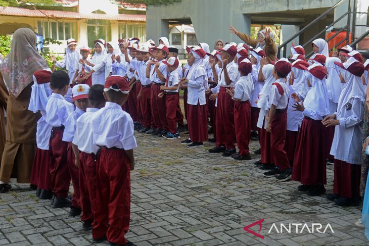 FOTO - Hari pertama sekolah murid baru di Aceh Besar