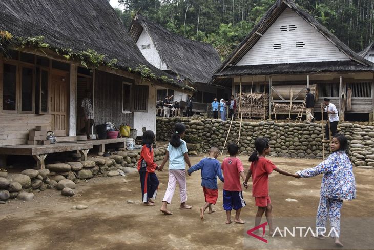 Warga adat Kampung Naga di Kabupaten Tasikmalaya