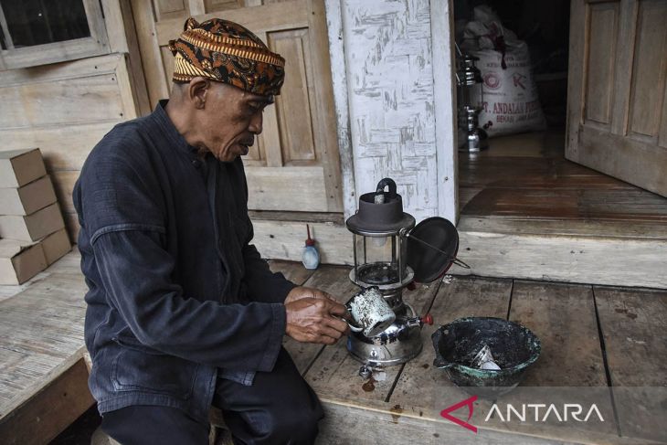 Warga adat Kampung Naga di Kabupaten Tasikmalaya