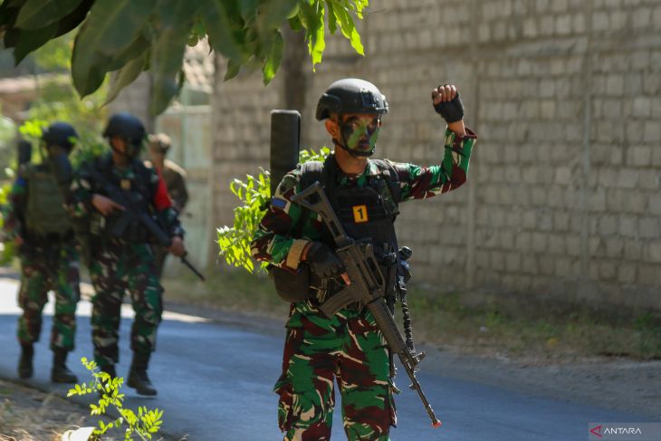 Marinir Indonesia-Amerika latihan gerakan maju untuk kontak