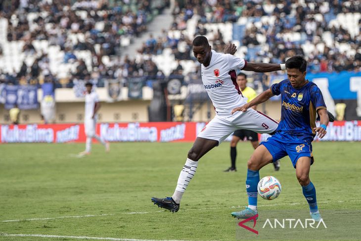 Persib Bandung melawan PSM Makassar