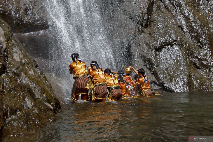 Ritual siraman air terjun Sedudo di Nganjuk