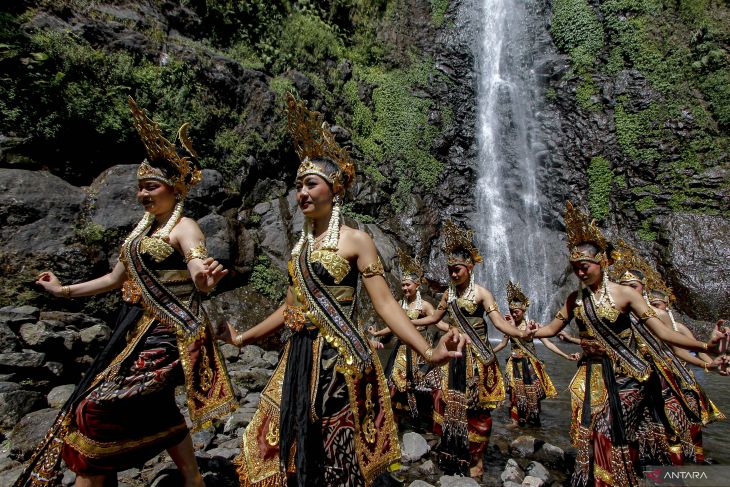 Ritual siraman air terjun Sedudo di Nganjuk