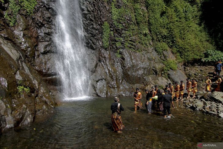 Ritual siraman air terjun Sedudo di Nganjuk