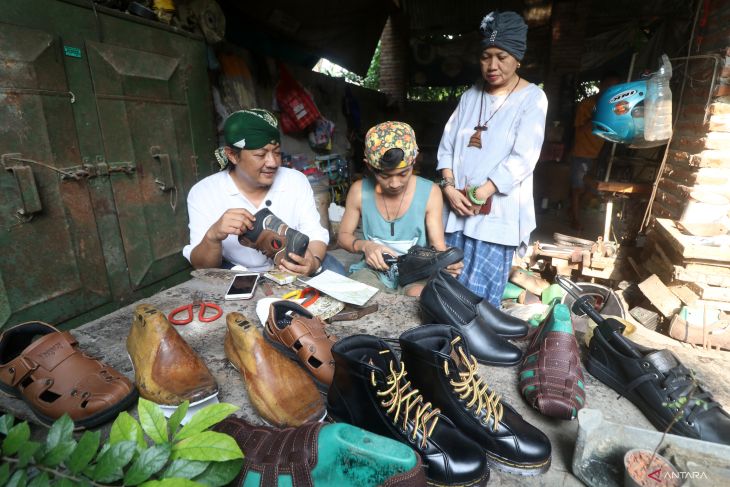 Industri rumahan sepatu di Kediri