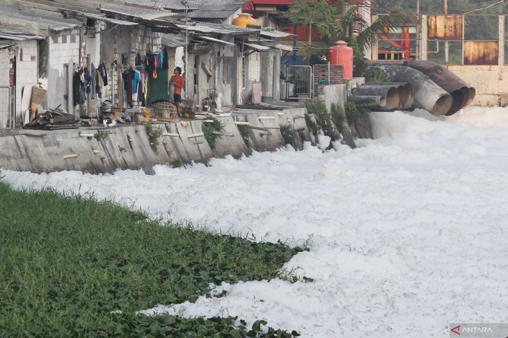 Sungai berselimut busa putih di Surabaya