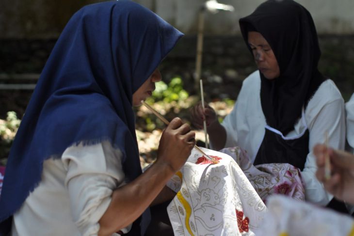 Pelatihan membatik untuk pengentasan kemiskinan di Bengkulu