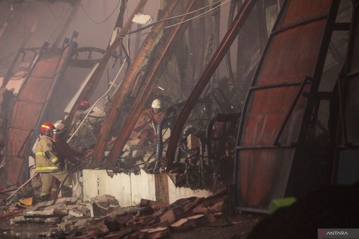 Kebakaran gudang alat tulis kantor di Surabaya