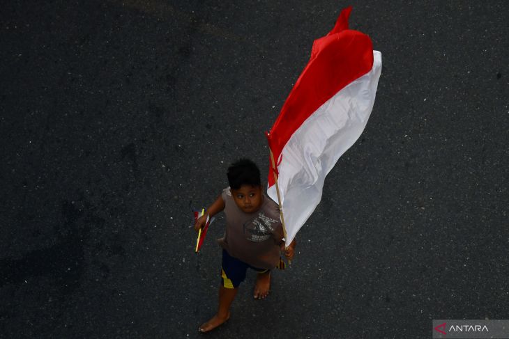 Parade senja dan pembagian bendera di Madiun