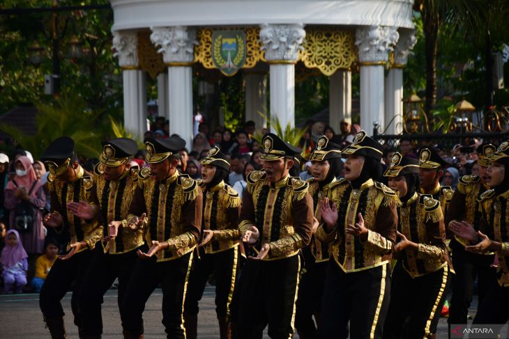 Parade senja dan pembagian bendera di Madiun