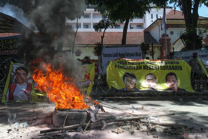 Unjuk rasa mengecam putusan bebas Ronald Tanur