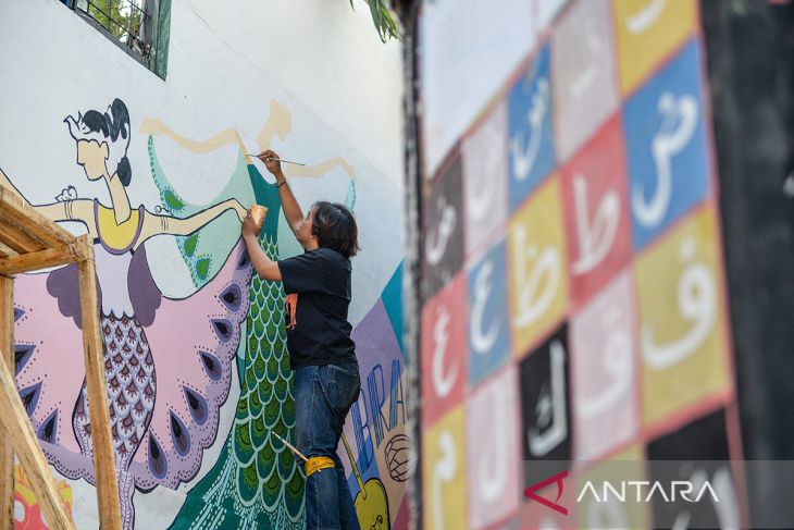 Pembuatan mural di Kampung Wisata Braga