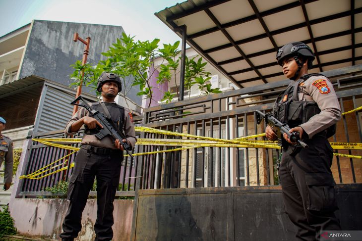 Pengamanan rumah terduga teroris di Batu