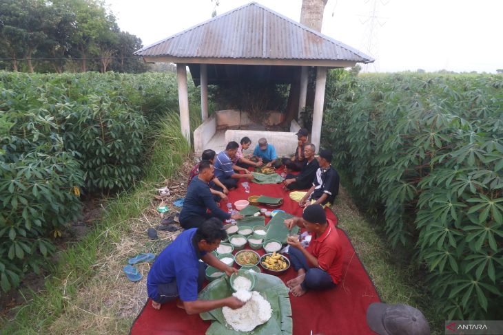 Tradisi ziarah punden leluhur petani di Kediri