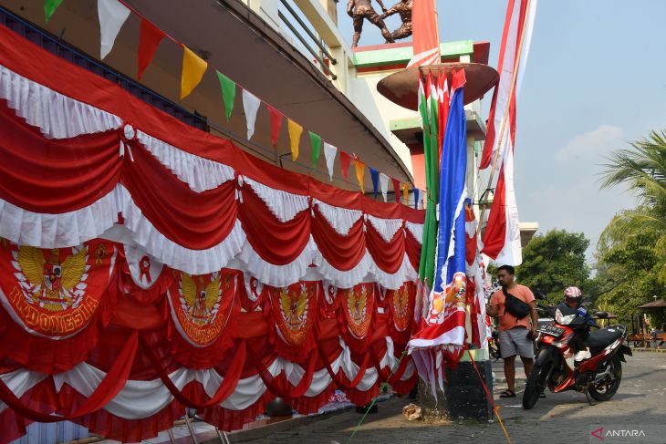 Pedagang pernak-pernik HUT RI di Madiun