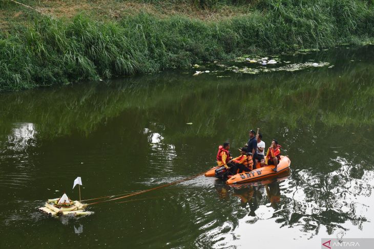 Larung sesaji di Sungai Madiun