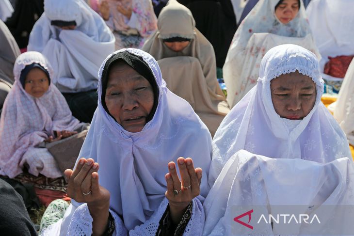 FOTO - Warga terdampak kekeringan shalat istisqa