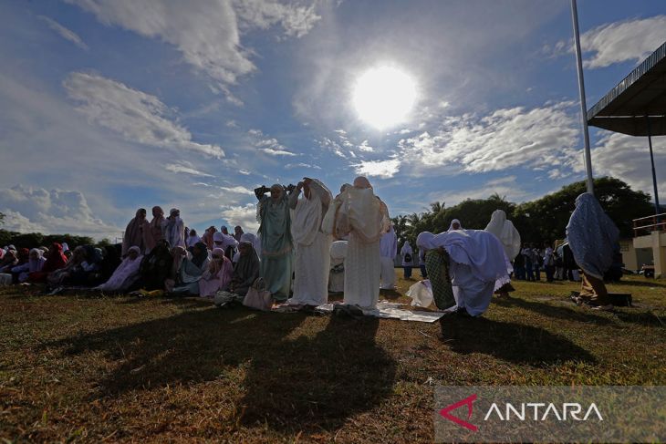 FOTO - Warga terdampak kekeringan shalat istisqa