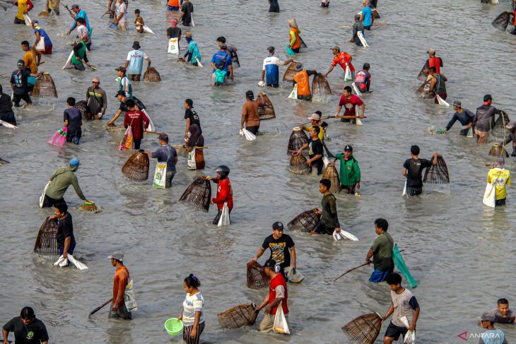 Tradisi Pemetan Ikan di Bojonegoro