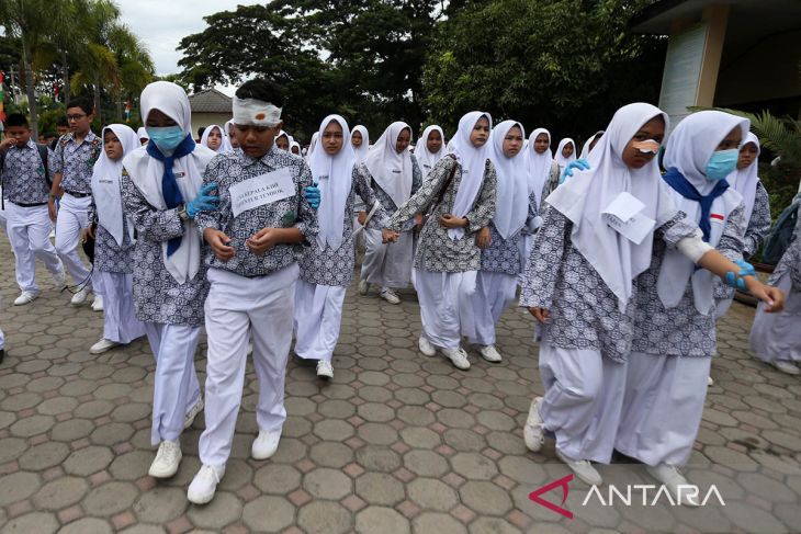 FOTO - Tsunami drill di sekolah