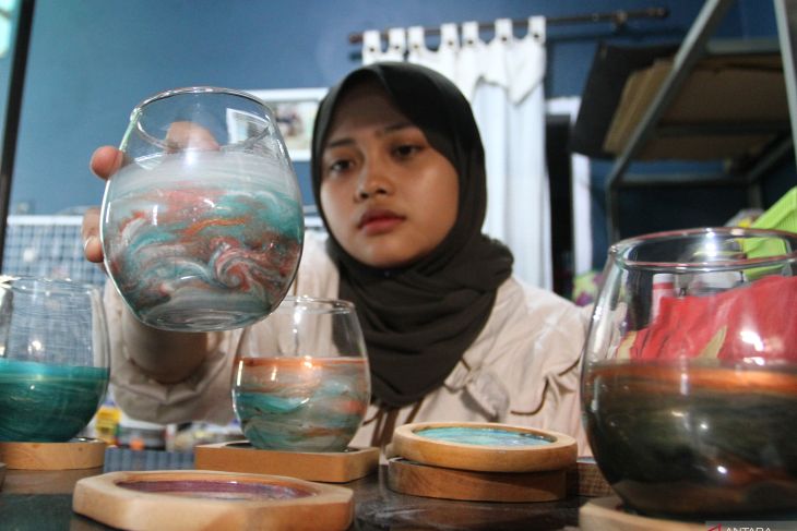 Produksi kerajinan suvenir resin epoxy hias di Malang