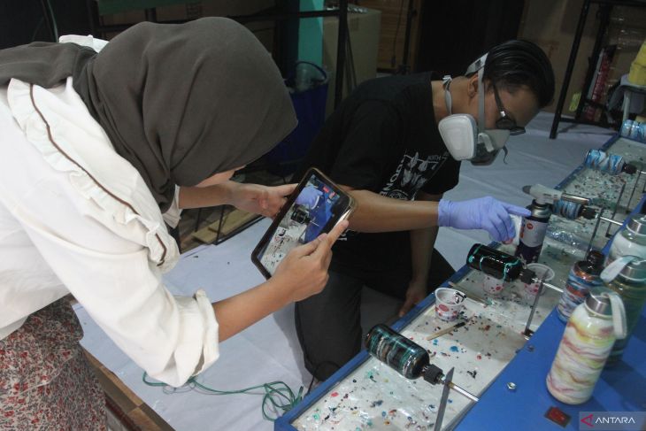 Produksi kerajinan suvenir resin epoxy hias di Malang