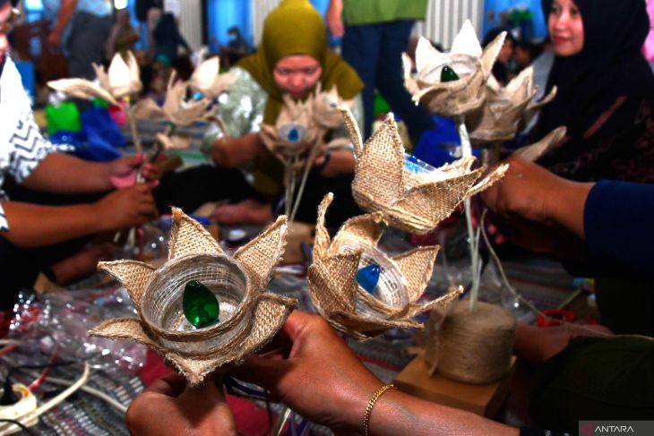 Pelatihan kerajinan tangan berbahan limbah di Madiun
