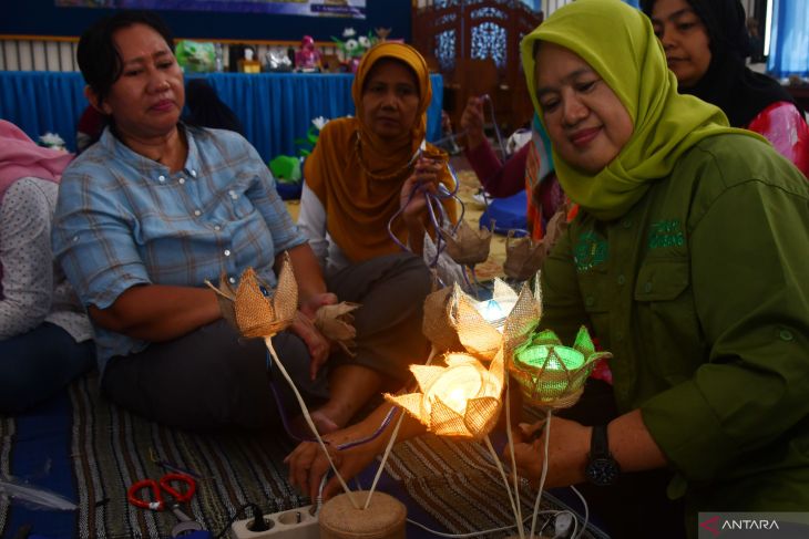 Pelatihan kerajinan tangan berbahan limbah di Madiun