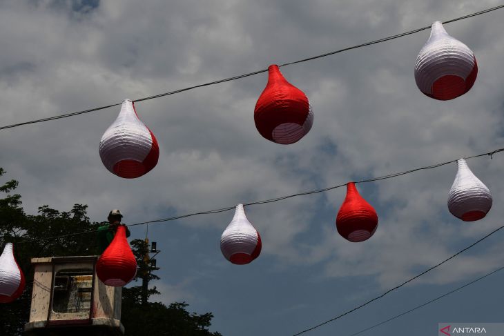 Pemasangan lampion merah putih di Madiun