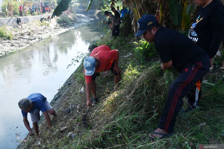 Pembersihan sungai untuk kendalikan banjir di Madiun