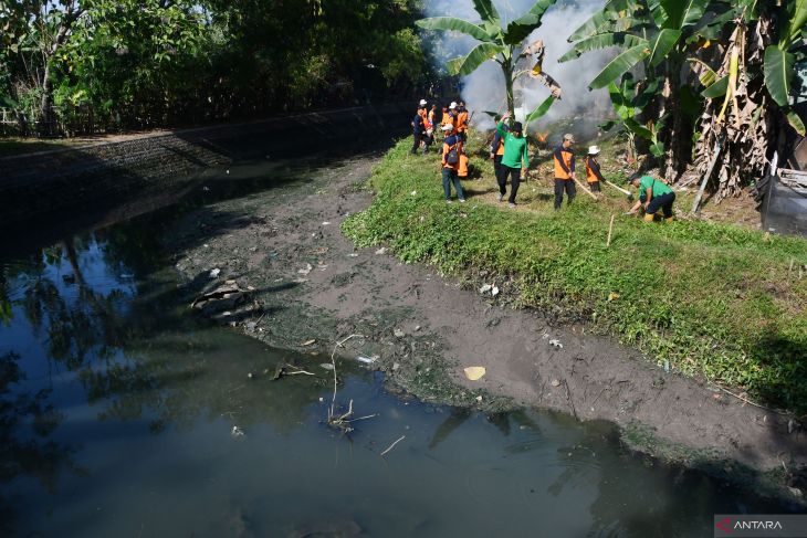 Pembersihan sungai untuk kendalikan banjir di Madiun