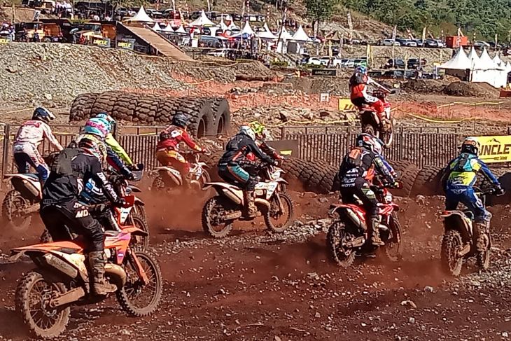 Pembalap bersaing ketat pada Uncle Hard Enduro 2024