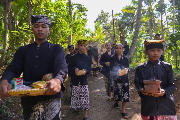 Mengarak karya Barong bambu