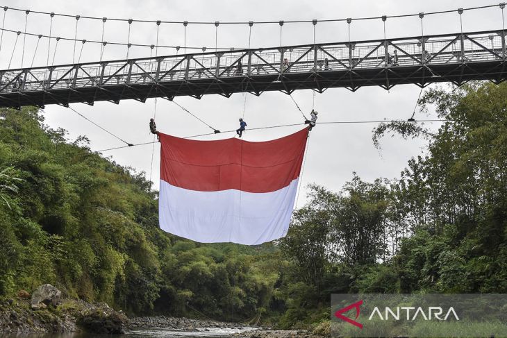 Pembentangan bendera merah putih di jembatan gantung Sungai Citanduy