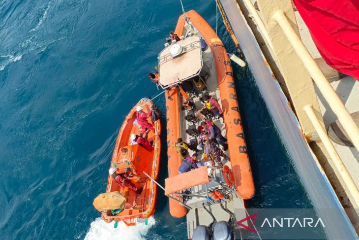 Potret evakuasi ABK kapal sakit di perairan Belitung Timur