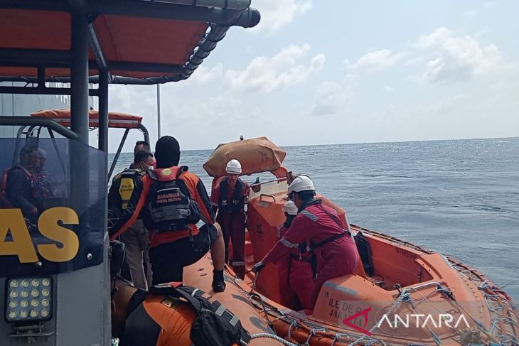 Potret evakuasi ABK kapal sakit di perairan Belitung Timur